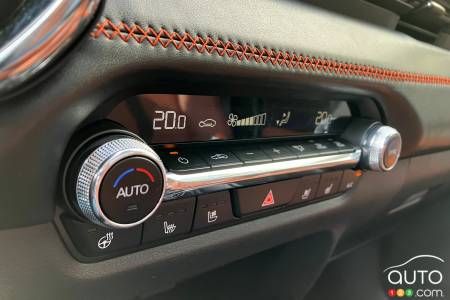 2023 Mazda CX-50 - switches